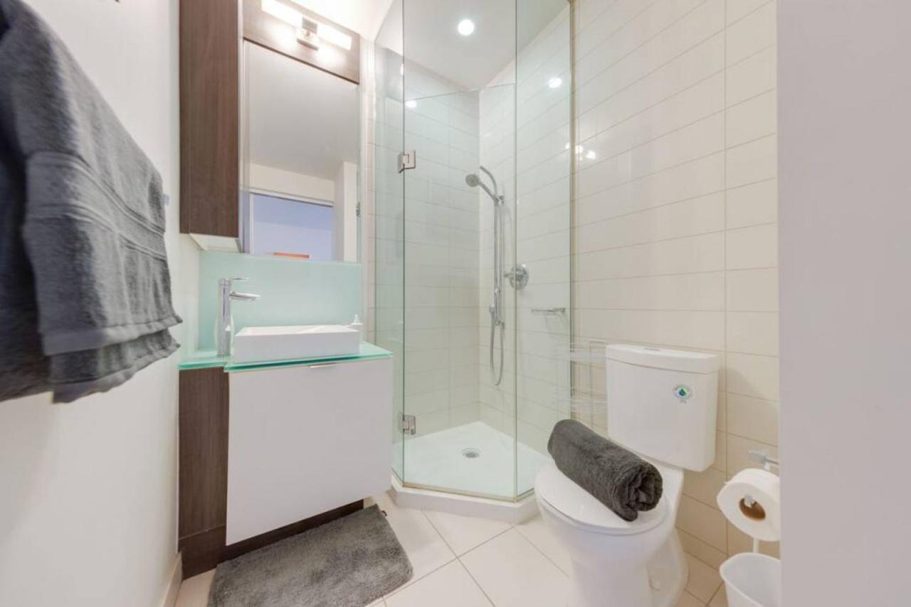 1 Bedroom Furnished Condo With Balcony Across Cn Tower Toronto Exterior foto