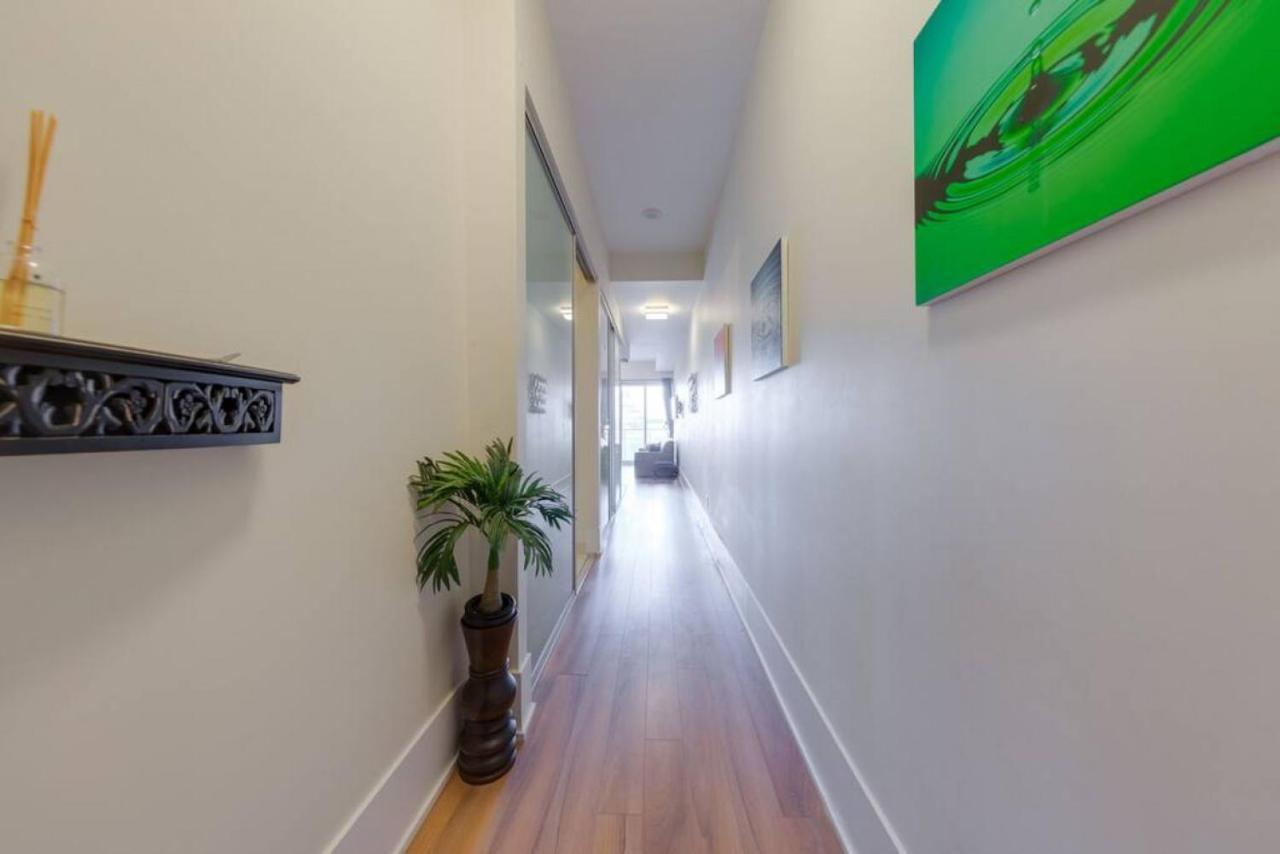 1 Bedroom Furnished Condo With Balcony Across Cn Tower Toronto Exterior foto