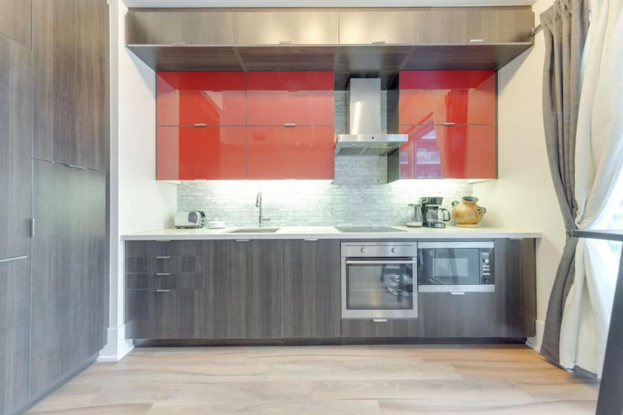 1 Bedroom Furnished Condo With Balcony Across Cn Tower Toronto Exterior foto