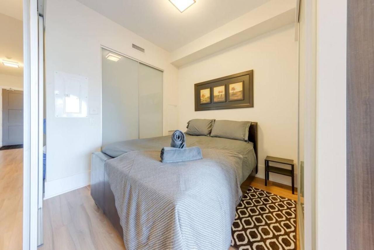 1 Bedroom Furnished Condo With Balcony Across Cn Tower Toronto Exterior foto