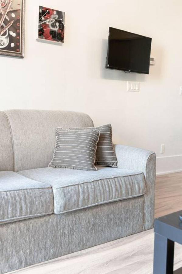 1 Bedroom Furnished Condo With Balcony Across Cn Tower Toronto Exterior foto