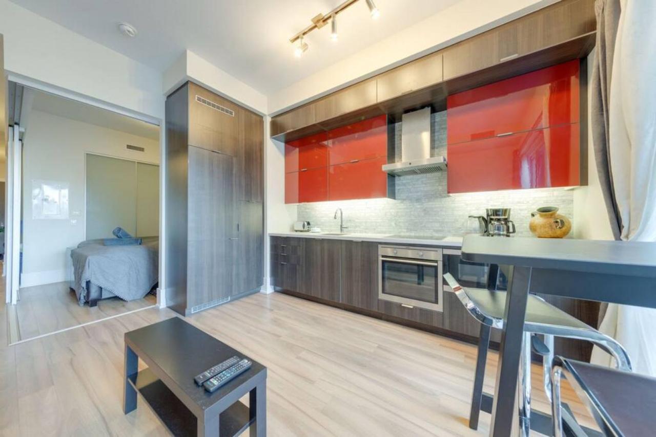 1 Bedroom Furnished Condo With Balcony Across Cn Tower Toronto Exterior foto